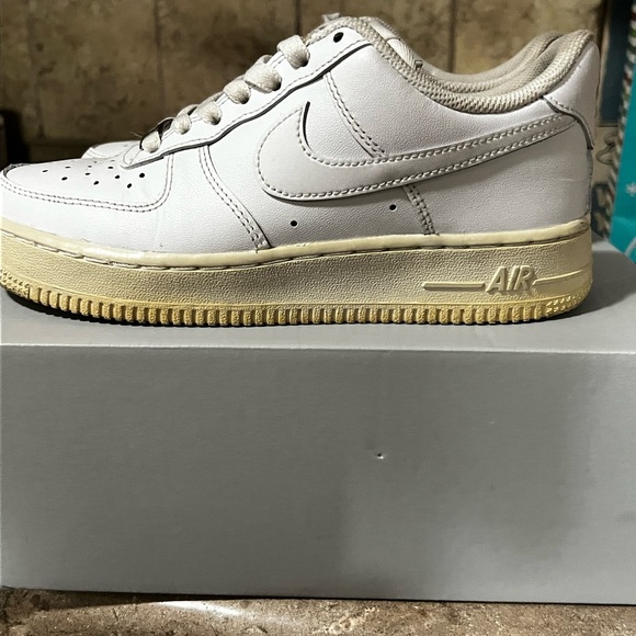 Women’s Air Force 1 ‘07 shoes size 6 - Picture 2 of 4